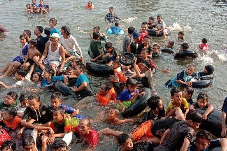 Ribuan warga Kabupaten Kotawaringin Timur, Provinsi Kalimantan Tengah, ikuti tradisi mandi safar di Sungai Mentaya.