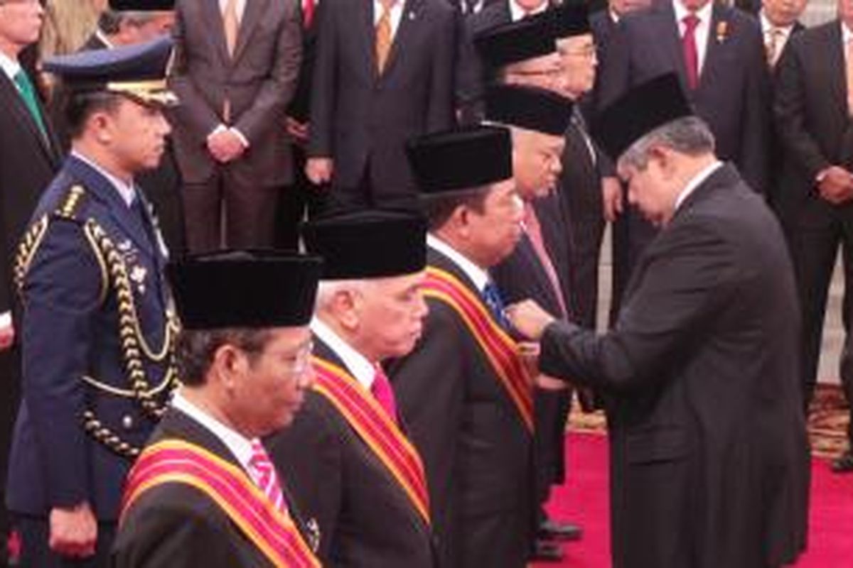 Delapan menteri Kabinet Indonesia Bersatu Jilid II mendapat tanda Kehormatan Bintang Mahaputera Adipradana, Selasa (13/8/2013).