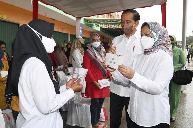 Presiden Joko Widodo didampingi Ibu Iriana melakukan pembagian BLT Minyak Goreng kepada masyarakat Jambi di Pasar Angso Duo, Provinsi Jambi, Kamis (7/4/2022).