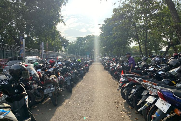 Kondisi kantong parkir yang disediakan penyelenggara di dekat Gambir Expo, JIExpo Kemayoran, Jakarta Pusat pada Sabtu (17/5/2023).