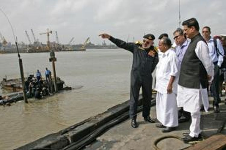 Dalam foto yang dirilis Kementerian Pertahanan India pada 14 Agustus 2013, Panglima AL India Laksamana DK Joshi (kiri) sedang memberi penjelasan kepada Menteri Pertahanan India AK Antony (tengah), terkait insiden tenggelamnya kapal selam INS Sindhurakshak yang menewaskan 18 pelaut tahun lalu.