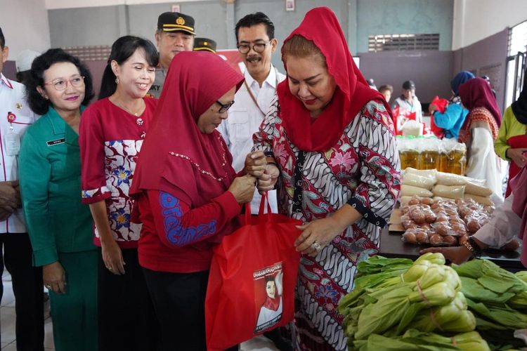 Wali Kota Semarang Hevearita Gunaryanti Rahayu saat menghadiri kegiatan Tebus Paket Suka-suka di Balai Kelurahan Pandean Lamper, Kecamatan Gayamsari, Kota Semarang, Rabu (3/4/2024).