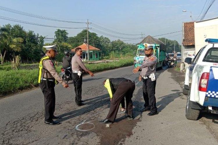 Tabrak lari di Sidoarjo, menewaskan seorang guru, Abdul Choliq (64). Peristiwa ini terjadi di Jalan Raya Dungus, Kecamatan Sukodono, Kabupaten Sidoarjo, Jawa Timur, Senin (4/3/2024).