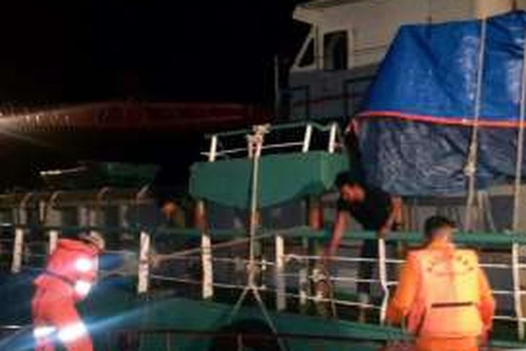 Kapal perintis muat sembako mati mesin di Pulau Talaga, Kabupaten Buton selama 5 jam dan dìtarik petugas Pos SAR Bau-Bau. Foto dokumen SAR Kendari