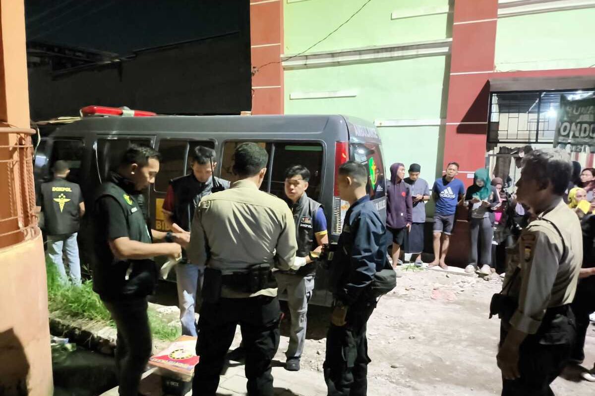 Polisi yang melakukan olah TKP di lokasi penemuan jasad mahasiswi Unhas di indekosnya Jalan Sahabat, Kecamatan Tamalanrea, Kota Makassar, Sulsel, Kamis (1/5/2025) malam.