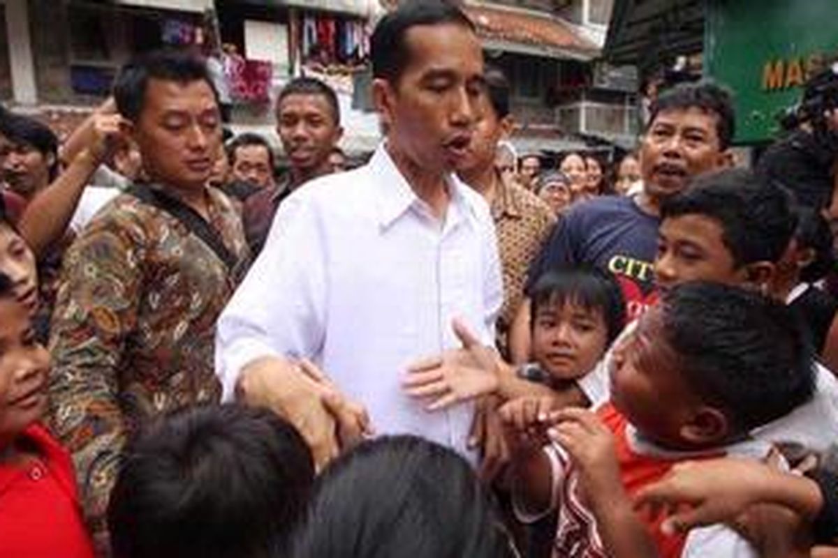Gubernur DKI Jakarta Joko Widodo kembali mengunjungi warga rusun Tanah Tinggi, Senen, Jakarta Pusat, Jumat (26/10/2012). Kunjungan Jokowi tersebut usai halal bil halal di Balai Kota . WARTA KOTA/ANGGA BN