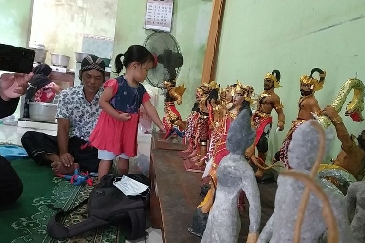 Saat Wisnu memperlihatkan patung wayang yang telah dibuat