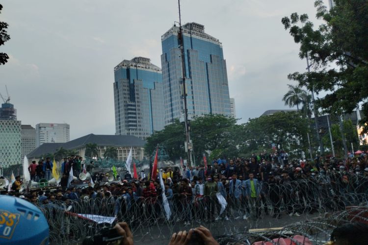 Massa aksi demonstrasi berusaha merusak kawat berduri, di Patung Kuda, Selasa (13/9/2022)