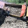 Truk Bawa Batu Terguling di Jaksel, Alphard Jadi Korban