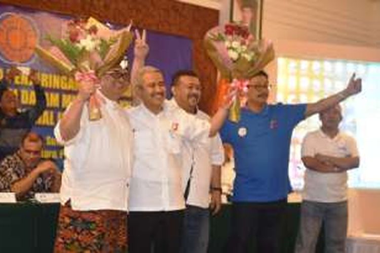 Tim pemenangan Calon Ketua Umum DPP Realestat Indonesia (REI) periode 2016-2019, Soelaeman Soemawinata (rambut putih), menyerahkan rangkaian bunga kepada calon lain, Caketum REI lainnya yakni Hari Raharta Sudrajat (paling kiri) usai acara sosialisasi calon ketua umum REI di Regional III di Bali, Jumat (28/10/2016).  
