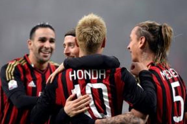 Gelandang AC Milan, Keisuke Honda (tengah), seusai mencetak gol ke gawang Spezia pada 16 besar Coppa Italia di Stadion San Siro, Rabu atau Kamis (16/1/2014) dini hari WIB. Milan menang 3-1 pada pertandingan tersebut.