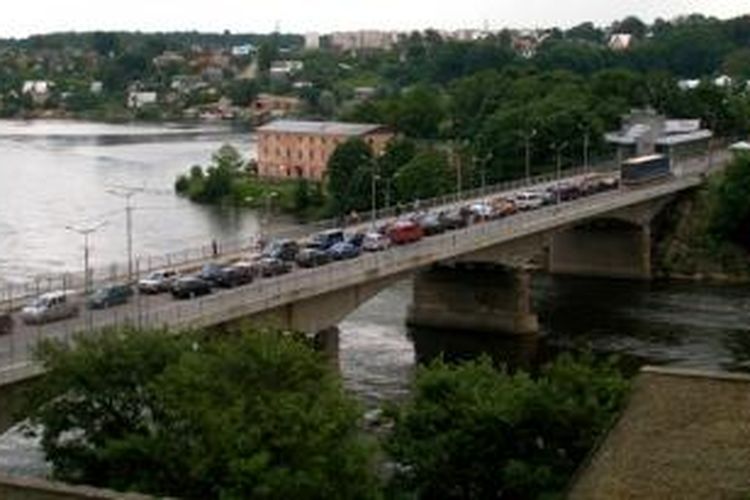 Jembatan Narva merupakan salah satu perlintasan perbatasan antara Estonia dan Rusia.