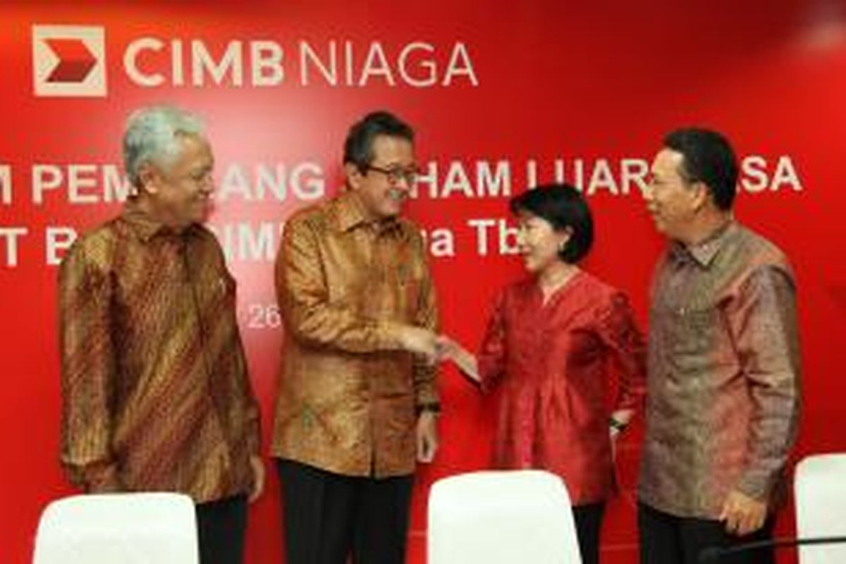 Glenn M.S. Yusuf, Wakil Presiden Komisaris CIMB Niaga (kedua dari kiri) memberikan ucapan selamat kepada Vera Handajani, Direktur Bank CIMB Niaga yang baru diangkat (kedua dari kanan), disaksikan Zulkifli M. Ali  selaku komisaris independen CIMB Niaga (paling kiri), dan D. James Rompas Wakil Presiden Direktur CIMB Niaga (paling kanan), saat berlangsungnya RUPSLB perseroan, Jumat (26/7/2013).