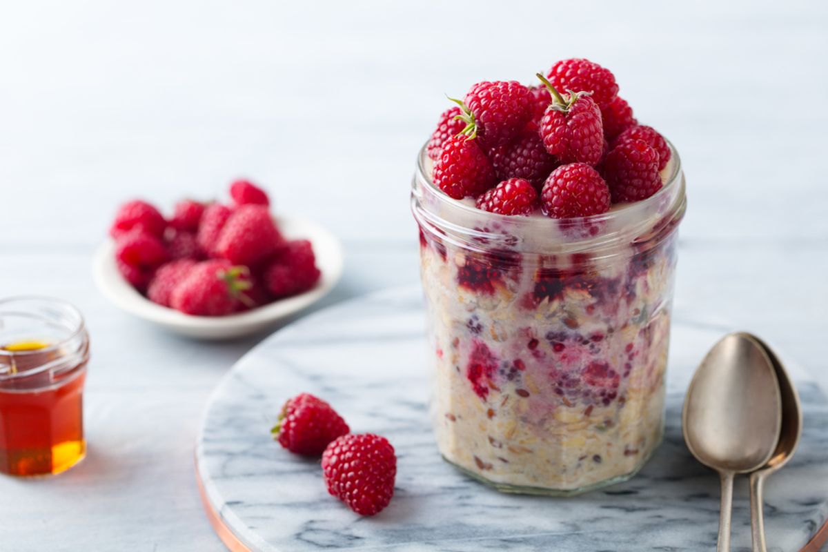 Ilustrasi overnight oat raspberry.