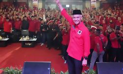 Kehadiran Ganjar Pranowo Disambut Meriah Ribuan Warga Bandung