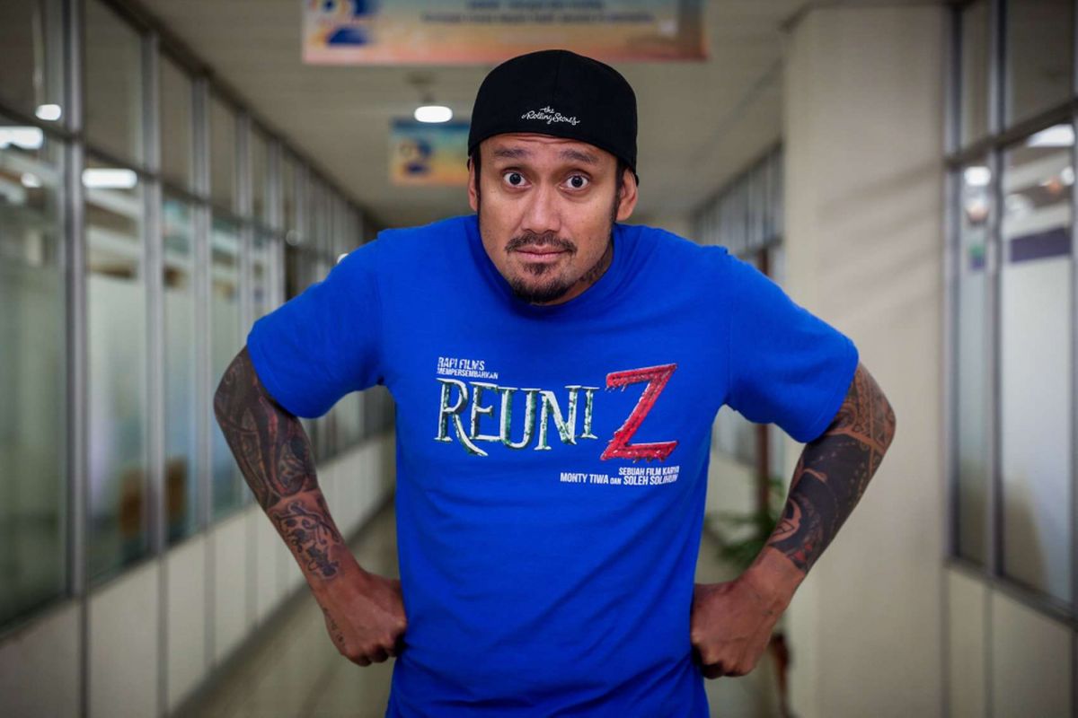 Artis peran Tora Sudiro berpose usai wawancara di kantor redaksi Kompas.com, Palmerah, Jakarta Barat, Rabu (4/4/2018). Film Reuni Z akan tayang di bioskop mulai 12 April mendatang.