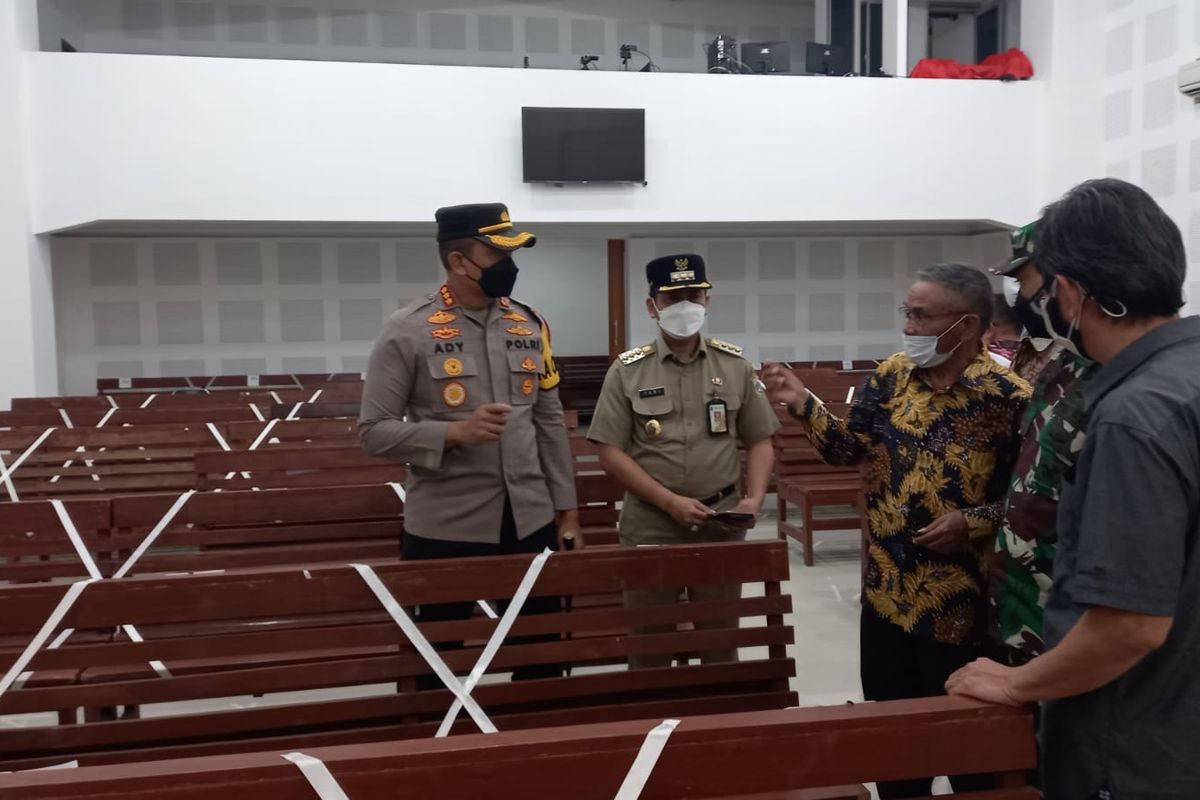 Kapolres Metro Jakarta Barat, Kombes Pol Ady Wibowo  saat menunjau persiapan Natal di Gereja Imanuel Tanjung Duren, Jakarta Barat, Kamis (23/12/2021). 