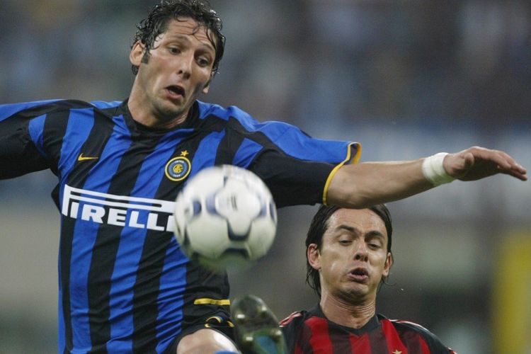 Bek Inter Milan, Marco Materazzi, berduel dengan penyerang AC Milan, Filippo Inzaghi, pada laga semifinal leg kedua Liga Champions, 13 Mei 2003.