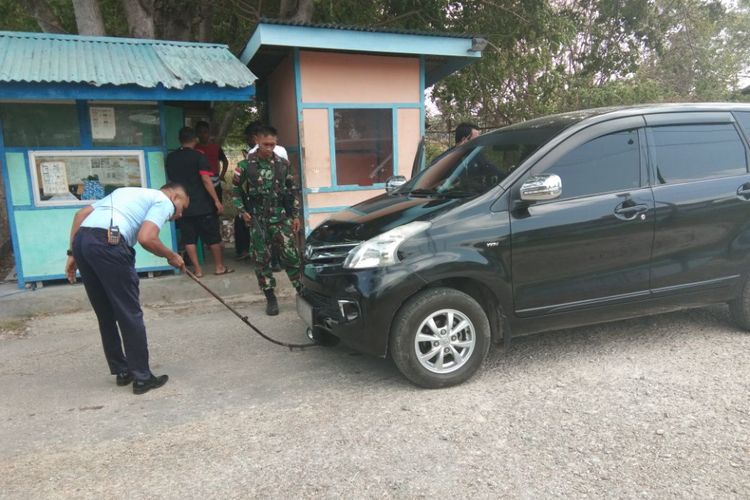 Petugas Bandara El Tari dan TNI sedang memeriksa kendaraan yang masuk ke area bandara