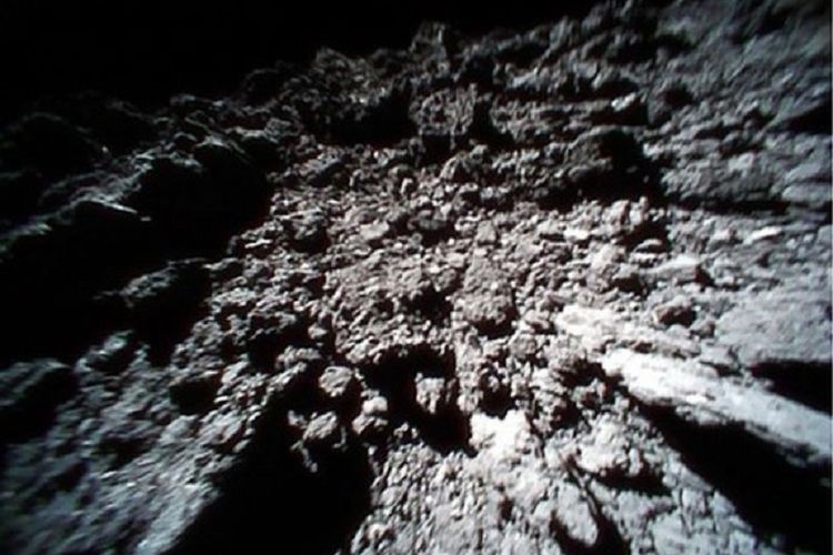 Gambar permukaan asteroid Ryugu yang diambil robot penjelajah Hayabusa 2