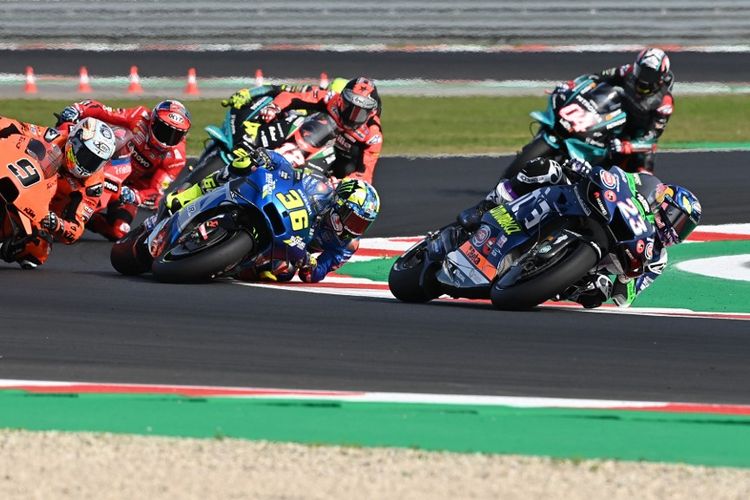 Enea Bastianini saat berlaga pada MotoGP Emilia Romagna 2021. (Photo by ANDREAS SOLARO / AFP)