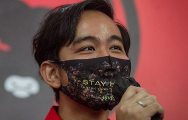 Bakal calon wali kota Solo, Gibran Rakabuming Raka memberikan keterangan kepada wartawan saat berada di kantor Dewan Pimpinan Cabang (DPC) PDI Perjuangan, Solo, Jawa Tengah, Jumat (17/7/2020).  Gibran Rakabuming Raka dan Teguh Prakosa resmi mendapat rekomendasi PDI Perjuangan untuk maju sebagai bakal calon wali kota dan wakil wali kota Solo pada Pilkada serentak Desember mendatang.