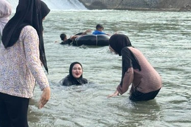 Wisatawan di sungai (Krueng) Pantai Bahagia mengalir bening di Desa Blang Pante, Kecamatan Paya Bakong, Kabupaten Aceh Utara, Provinsi Aceh, Jumat (5/6/2026)