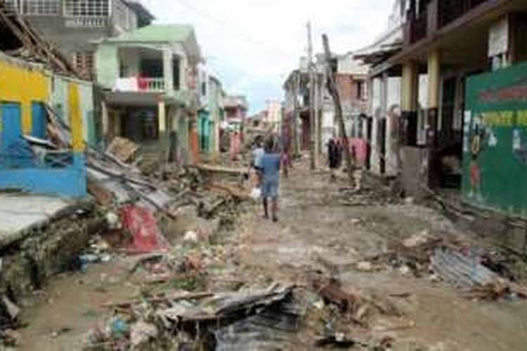 Kondisi sebuah kota yang hancur akibat Badai Matius di Haiti selatan.
