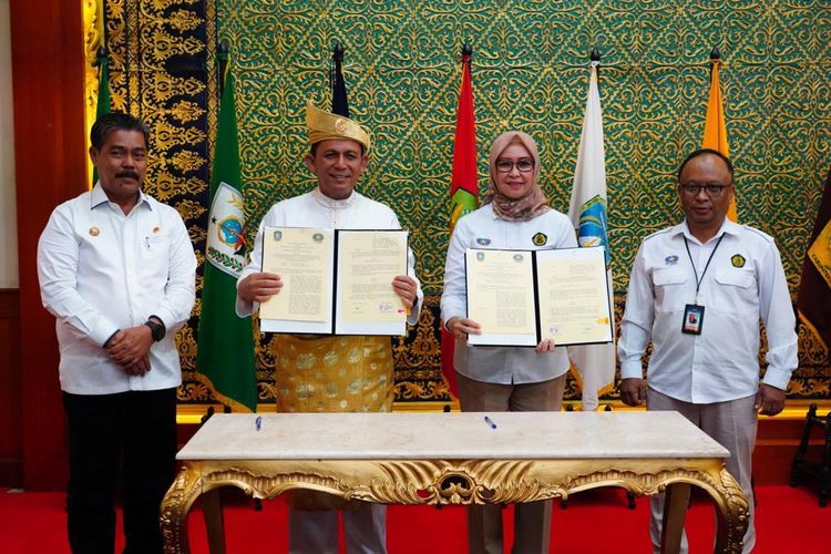 Kepala BPH Migas Erika Retnowati dan Gubernur Provinsi Kepulauan Riau Ansar Ahmad dalam penandatangan Perjanjian Kerja Sama (PKS) tentang Pengendalian dan Pengawasan dalam Pendistribusian Jenis BBM Tertentu (JBT) dan Jenis BBM Khusus Penugasan (JBKP) pada Konsumen Pengguna di Provinsi Kepri, Kamis (22/12/2022).
