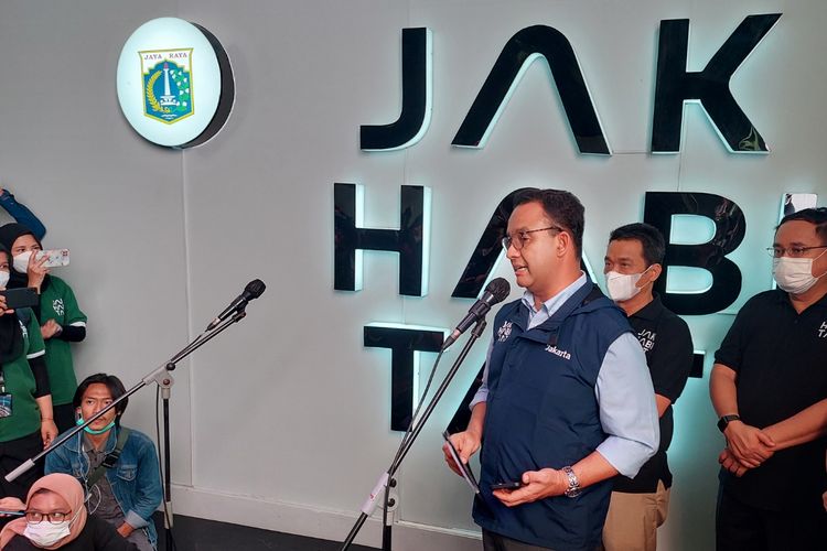 Gubernur DKI Jakarta Anies Baswedan saat meresmikan galeri huni Jakarta, Jakhabitat, di Taman Martha Tiahahu, Jakarta Selatan, Selasa (16/8/2022).