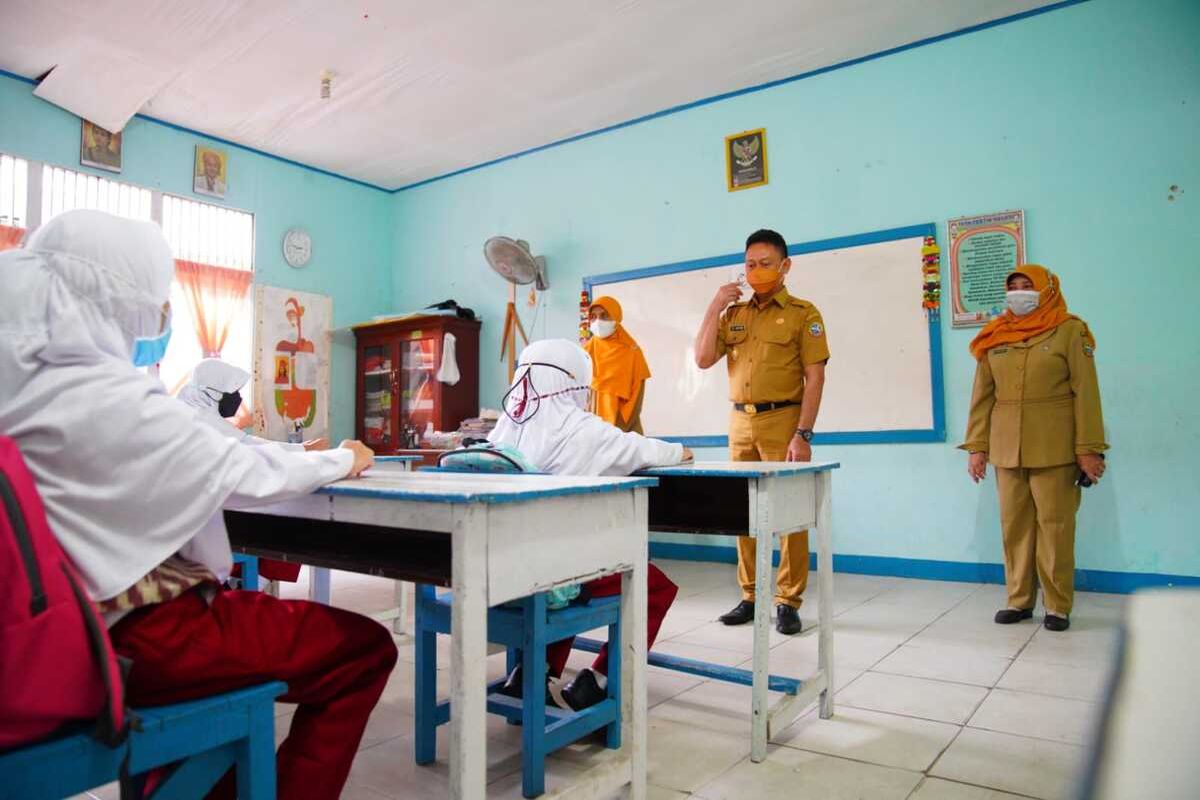 Pembelajaran tatap muka (PTM) secara terbatas di sekolah yang ada di Kota Pontianak, Kalimantan Barat (Kalbar) sudah berjalan lebih dari sepekan. Sejak mulai diterapkannya PTM tanggal 18 Agustus 2021 lalu, secara umum berjalan lancar dan aman. Sekolah-sekolah yang menggelar PTM juga telah melaksanakan protokol kesehatan secara ketat, mulai dari perlengkapan sarana prasarananya hingga jumlah siswa maupun jadwal pembelajaran yang diatur sedemikian rupa.