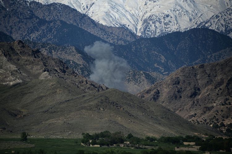 Asap membubung terlihat di kawasan pegungungan Provinsi Nangarhar, Afganistan setelah induk semua bom alias MOAB dijatuhkan di lokasi persembunyian ISIS.