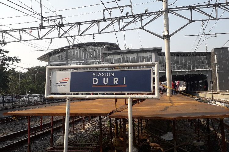 Lintas KRL Duri - Tangerang di Stasiun Duri, Jakarta Barat pada Kamis (5/4/2018).