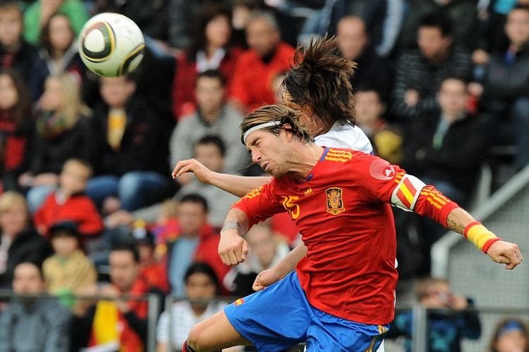 Bek timnas Spanyol Sergio Ramos menjadi kapten pada laga persahabatan melawan Korea Selatan jelang Piala Dunia 2010 Afrika Selatan, 3 Juni 2010.