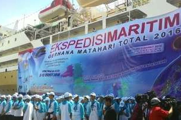 Para peserta Ekspedisi Gerhana Matahari Total 2016 berbaris di Dermaga Pelabuhan Penumpang Tanjung Priok, Jakarta, Selasa (8/3/2016)