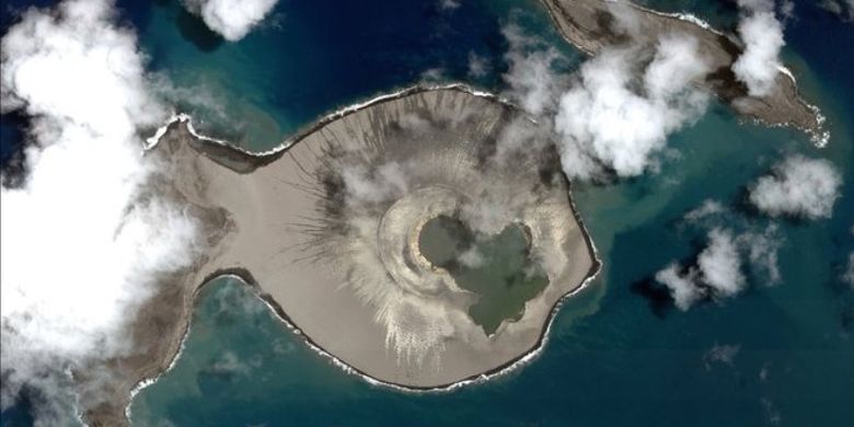 Pulau Hunga Tonga-Hunga Ha?apai yang diambil dari satelit pada januari 2015.