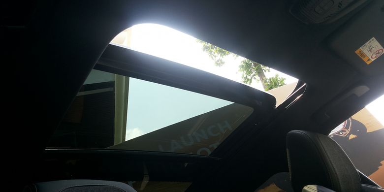 Sunroof dari New Peugeot 3008 yang diluncurkan di Jakarta, Rabu (28/3/2018).