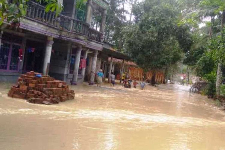 Kejadian banjir bandang di wilayah selatan Cianjur, Jawa Barat, beberapa waktu lalu