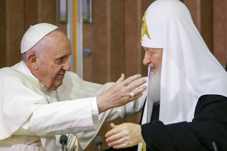 Dalam file foto Jumat, 12 Februari 2016, Paus Fransiskus, kiri, merangkul Patriark Ortodoks Rusia Kirill setelah menandatangani deklarasi bersama di bandara Internasional Jose Marti di Havana, Kuba.