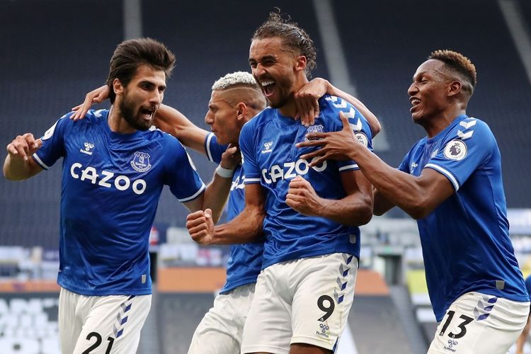 Penyerang Everton, Dominic Calvert-Lewin (tengah) merayakan golnya pada pertandingan Liga Inggris Tottenham vs Everton di Stadion Tottenham Hotspur, Minggu (13/9/2020) malam WIB.