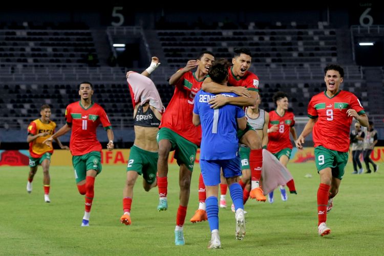 Pemain Timnas Maroko memeluk penjaga gawang Taha Benrhozil yang mampu menepis dua tendangan pemain Iran pada laga babak 16 besar Piala Dunia U17 2023 Indonesia dengan adu penalti 4-1 (1-1) di Stadion Gelora Bung Tomo Surabaya, Jawa Timur, Selasa (21/11/2023) malam.