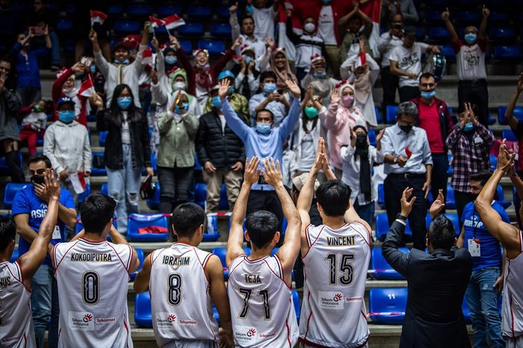 Timnas basket Indonesia menyapa suporter usai laga melawan Lebanon pada pertemuan kedua dalam window pertama Kualifikasi FIBA World Cup 2023 di Zouk Mikael Arena, Lebanon, Senin (29/11/2021).