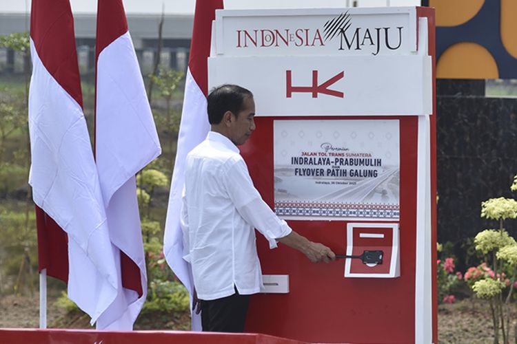 Presiden Joko Widodo saat meresmikan tol Indralaya-Prabumulih di Kabupaten Ogan Ilir, Sumatera Selatan, Kamis (26/10/2023)