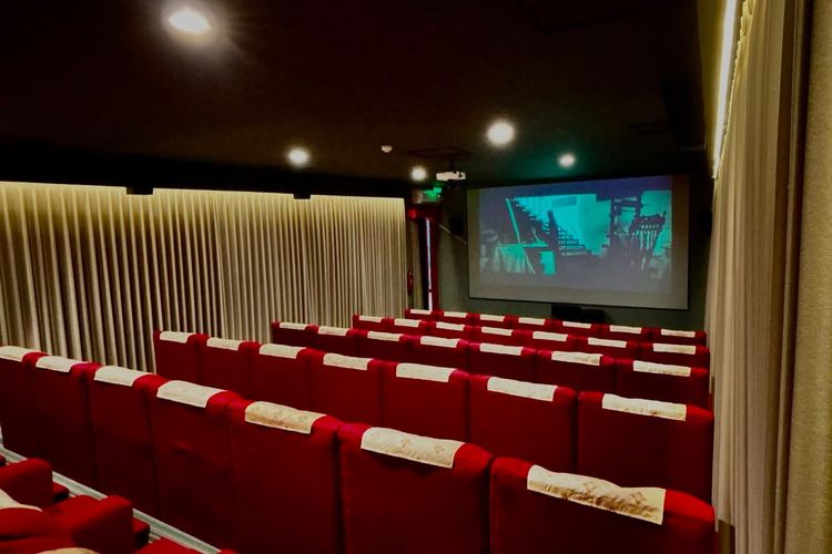 Panduan Nonton di Bioskop Alfamart Cirebon, Boleh Bawa Camilan?