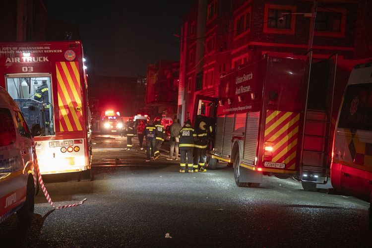 Petugas pemadam kebakaran berusaha memadamkan api yang merenggut nyawa sedikitnya 52 orang di Johannesburg, Afrika Selatan, Kamis (31/8/2023).