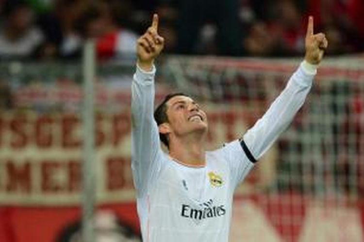 Pemain Real Madrid Cristiano Ronaldo (kiri) berselebrasi seusai mencetak gol ke gawang Bayern Muenchen dalam leg kedua babak semifinal Liga Champions, di Allianz Arena, Selasa 29 April 2014. Madrid melaju ke final Liga Champions, setelah menang 4-0 (agregat 5-0) atas Bayern Muenchen.