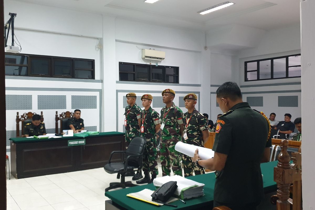Praka Rio Kuntoro, Pratu Edward Harefa, Pratu David Pratama, dan Prada Ahmad Fikram Hasby menjalani sidang tuntutan di Pengadilan Militer I-02 Medan pada Kamis (14/8/2025). 
