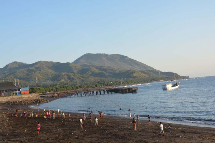 Warga main bola kaki di Pantai Ria Ende, Kelurahan Kotaratu, Kecamatan Ende Utara, Kabupaten Ende, Flores, NTT, Rabu (12/9/2018) sambil menunggu matahari terbenam.