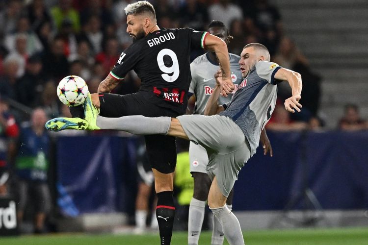 Striker AC Milan Oliver Giroud (kiri) berduel dengan bek RB Salzburg Strahinja Pavlovic pada laga matchday pertama Grup E Liga Champions 2022-2023 di Stadion Red Bull Arena, Austria, Rabu (7/9/2022) dini hari WIB. Laga Salzburg vs Milan berakhir imbang 1-1.