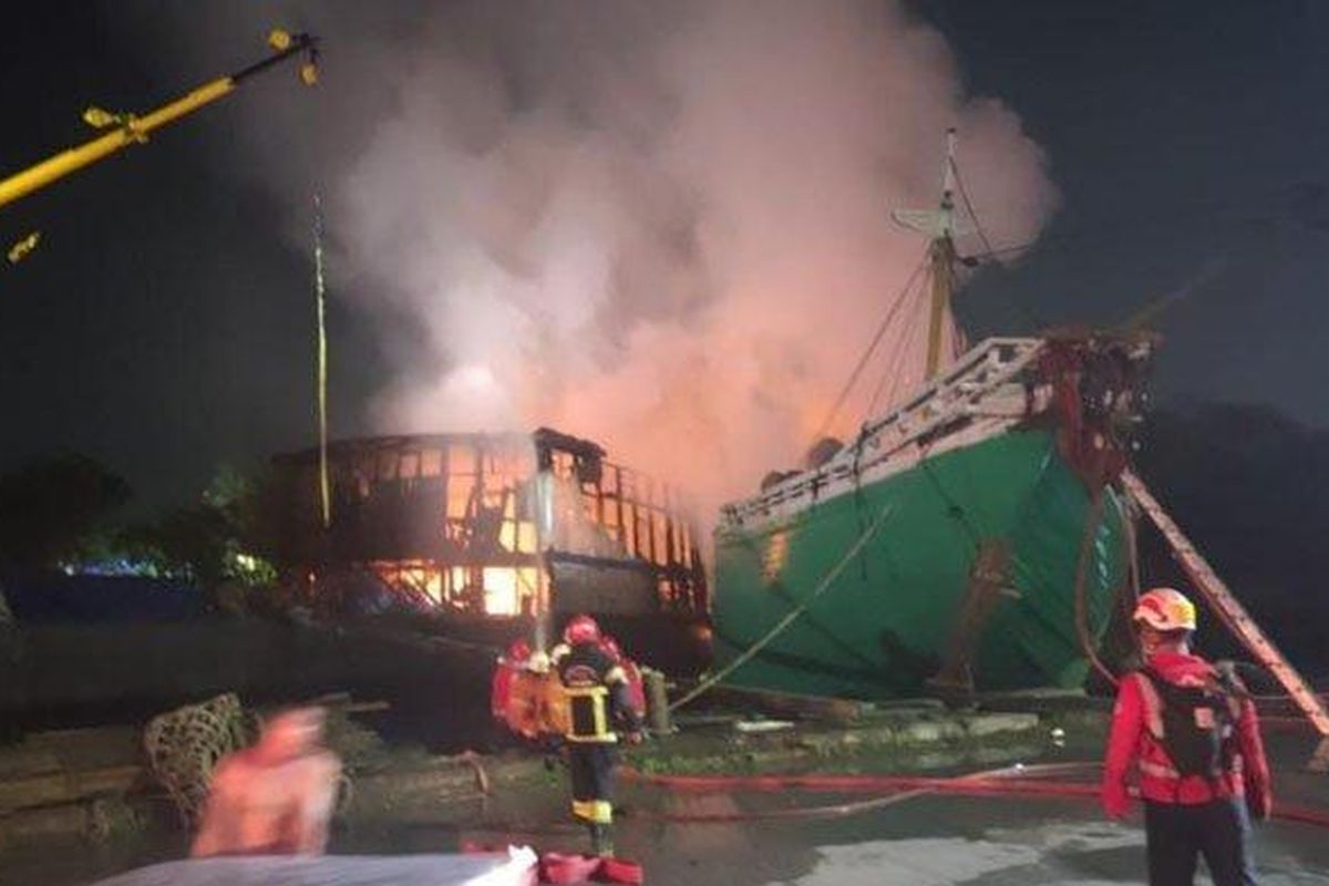 Dua kapal penangkap ikan, yakni KLM Duta Kencana dan KLM Rukun Abadi yang sedang bersandar di dermaga Pelabuhan Kalimas Tanjung Perak, Jalan Kalimas Baru No 136, Perak Utara, Pabean Cantikan, Surabaya, terbakar, Minggu (17/7/2022) dini hari.  Sumber: Tribun jatim